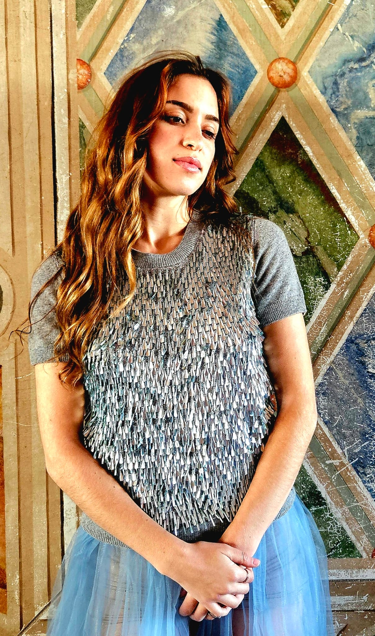 SMALL LIGHT GRAY 100% CASHMERE SHORT-SLEEVED CREWNECK WITH INSET OF SO 70S PLATINUM 3D FRINGE